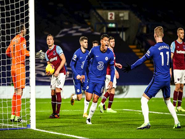 Thiago Silva ghi bàn mở tỷ số cho Chelsea trong trận gặp West Ham.