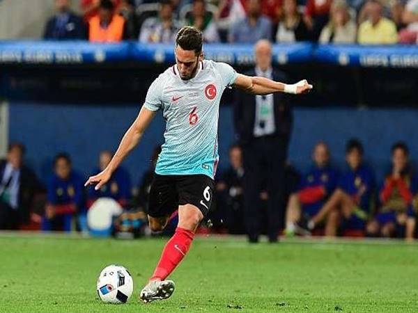 AC Milan chốt giá bán Hakan Calhanoglu