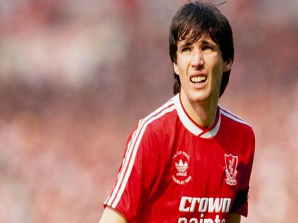 So sánh các hậu vệ hay nhất trong lịch sử Liverpool