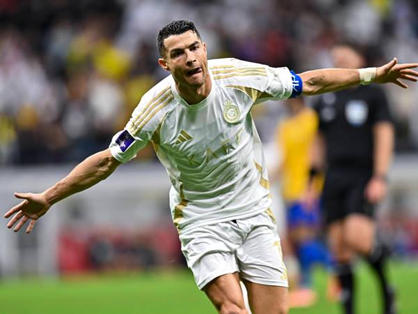 Ronaldo đá vị trí nào và anh có những thành tích gì?